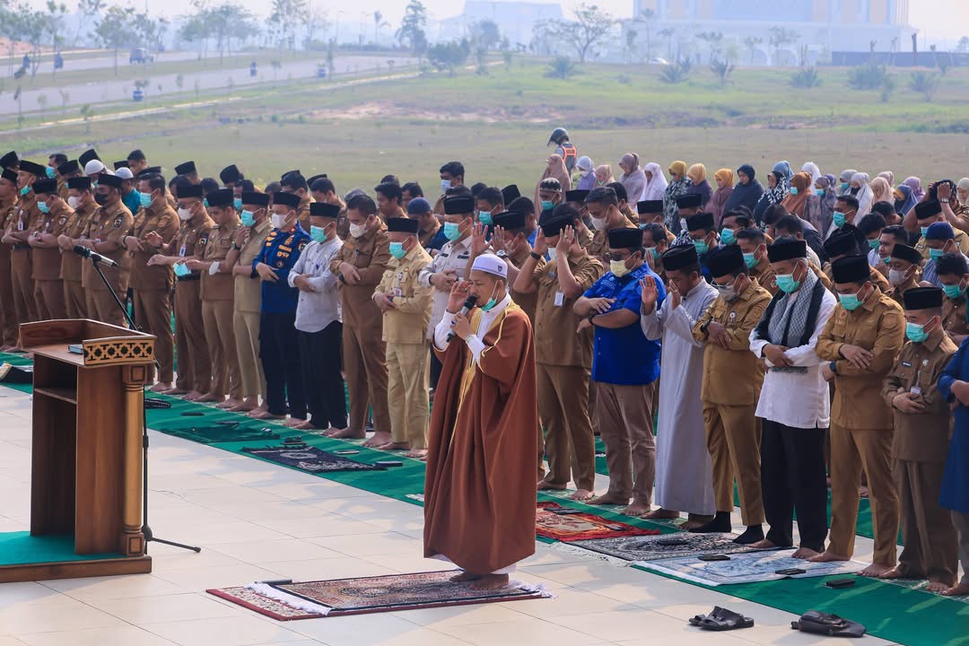 : Ratusan pegawai di lingkungan pemerintah kota setempat menggelar Salat Istisqa di di Masjid Paripurna Agung Al-firdaus Komplek Perkantoran Terpadu Wali Kota di Tenayan Raya. - Foto: Mc.Pekanbaru