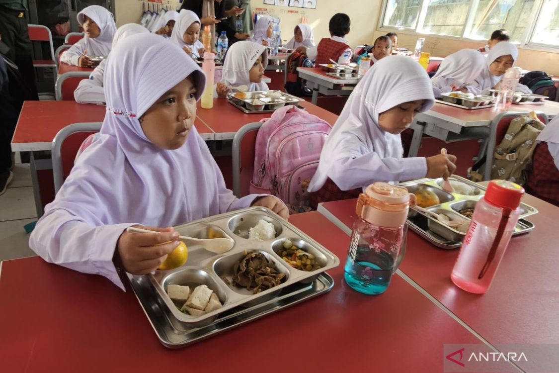 : Tak sekadar makan bergizi, pelaksanaan MBG di sekolah didorong menjadi ruang pembentukan karakter. BGN memperkenalkan delapan kebiasaan baik yang melibatkan guru dan murid untuk membangun budaya hidup sehat, disiplin, serta peduli terhadap gizi dan keamanan pangan./Foto Istimewa/Antaranews