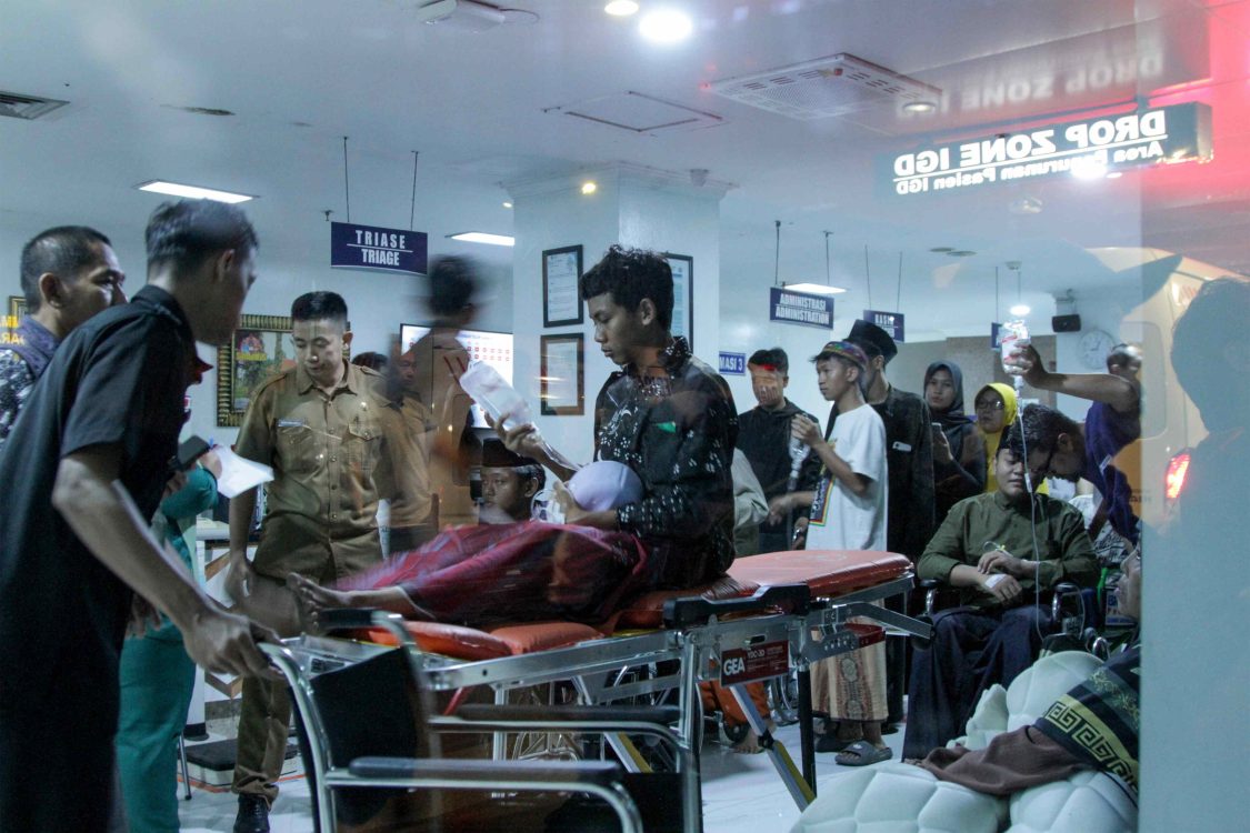 : Sejumlah santri Pondok Pesantren Manbaul Hikam yang diduga mengalami keracunan makanan mendapatkan perawatan di RSUD R.T. Notopuro Sidoarjo, Jawa Timur, Selasa (1/9/2026). Bupati Sidoarjo Subandi memastikan seluruh santri dan santriwati tersebut telah tertangani dan pihaknya bergerak cepat dalam menangani kejadian itu serta mengimbau para orang tua santri agar tidak panik. (ANTARA FOTO/Umarul Faruq/tom)