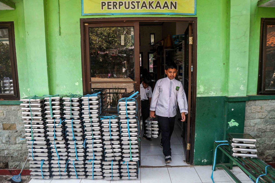 : Dua siswa SDN Jati Asih X membawa paket Makan Bergizi Gratis (MBG) di Jati Asih, Kota Bekasi, Jawa Barat, Jumat (4/9/2026). Badan Gizi Nasional (BGN) memastikan anggaran MBG tahun 2027 sebesar Rp240,2 triliun untuk menjangkau 72,4 juta penerima manfaat yang terdiri atas anak sekolah usia PAUD hingga SMA, ibu hamil dan menyusui, serta balita. (ANTARA FOTO/Darryl Ramadhan/sgd)