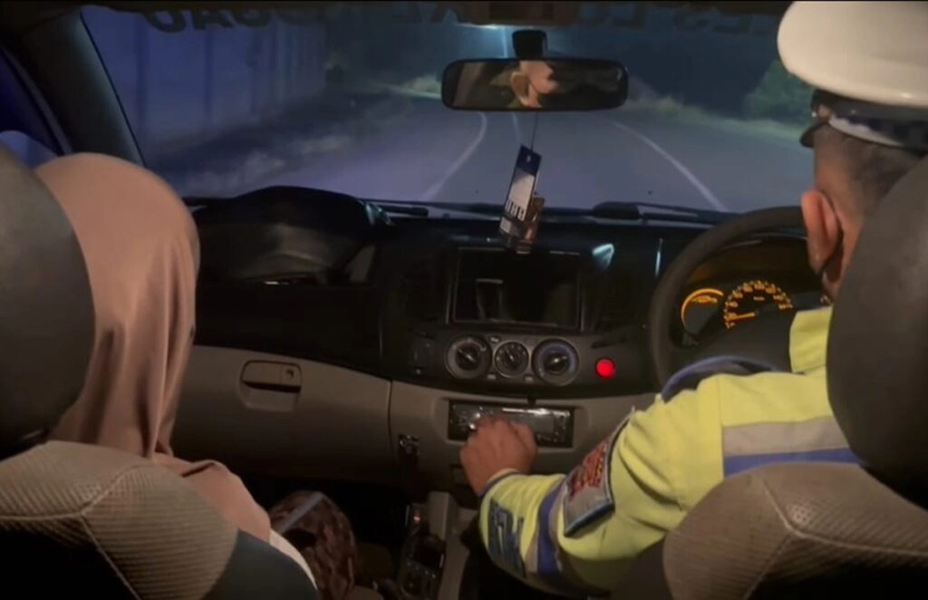 Bikin Haru! Ibu Hamil Ngidam Naik Mobil Patroli, Polisi Sigap Penuhi Keinginannya