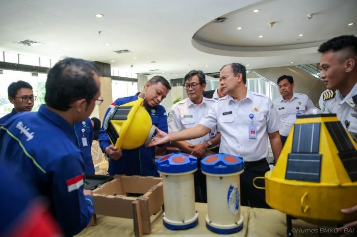 : Kepala BMKG Teuku Faisal Fathani saat melepas sekaligus memberikan pembekalan kepada Tim Survei Meteo-Oseanografi Terpadu Selat Sunda di Kantor Pusat BMKG, Jakarta, Senin (14/9/2026) (Sumber:BMKG)