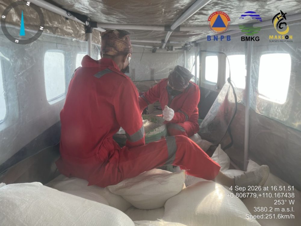 : Operasi Modifikasi Cuaca (OMC) dalam rangka penanganan kebakaran hutan dan lahan (karhutla) di wilayah Kalimantan Barat. (Foto: BMKG)