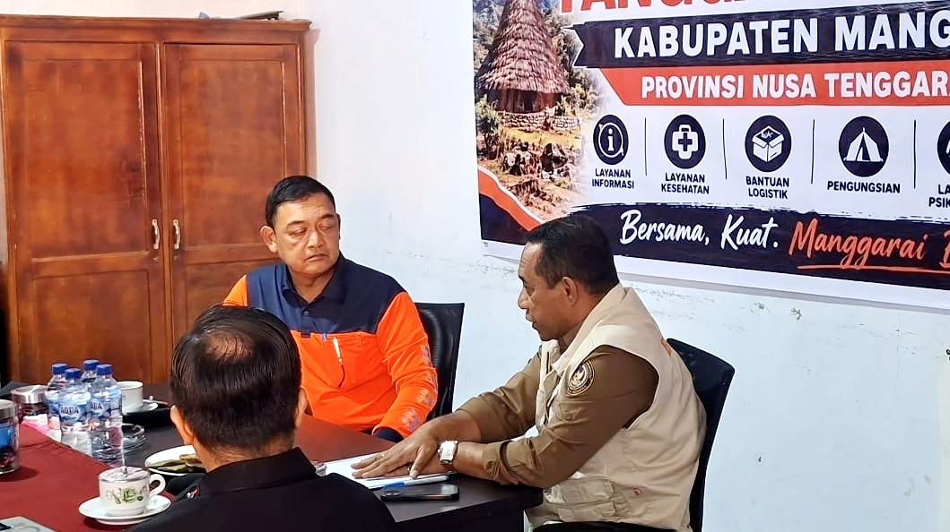 : Mencegah masyarakat terdampak gempa bumi terlalu lama bertahan di pengungsian, BNPB mendorong percepatan penyediaan huntap di Manggarai dengan target pengerjaan hingga tiga hari per unit. (MC Kab. Manggarai)