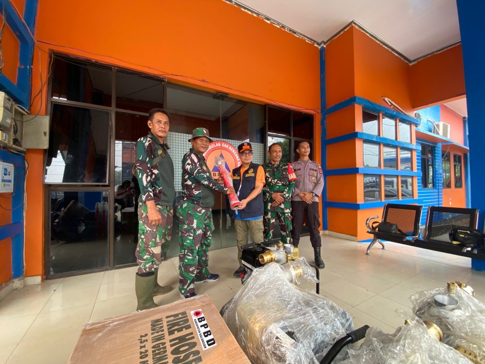 : Tim Badan Penanggulangan Bencana Daerah (BPBD) Balangan berikan edukasi penggunaan Mesin Alkon kepada TNI dan Polri di saksikan Kalak BPBD Balangan Rahmi. - Foto: Mc.Balangan