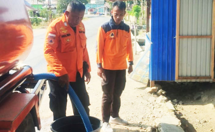 : Petugas BPBD Provinsi Gorontalo menyalurkan bantuan air bersih sebanyak 10 ribu liter kepada masyarakat terdampak kekeringan di Boliyohuto. (foto PPID)