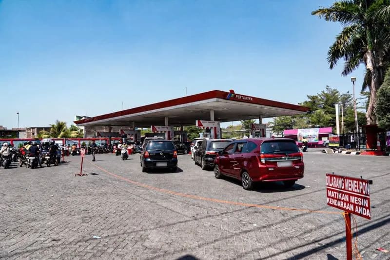 : Aktivitas salah satu SPBU di Kota Makassar, Sulawesi Selatan. (ANTARA/HO-PT Pertamina Patra Niaga)