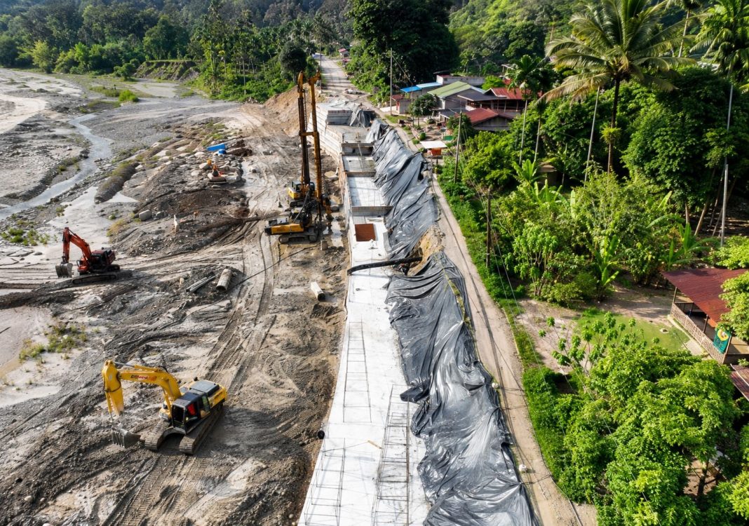 : Pembangunan dinding penahan tanah di Desa Si Ongal-Ongal, Kecamatan Putri Betung, Kabupaten Gayo Lues.