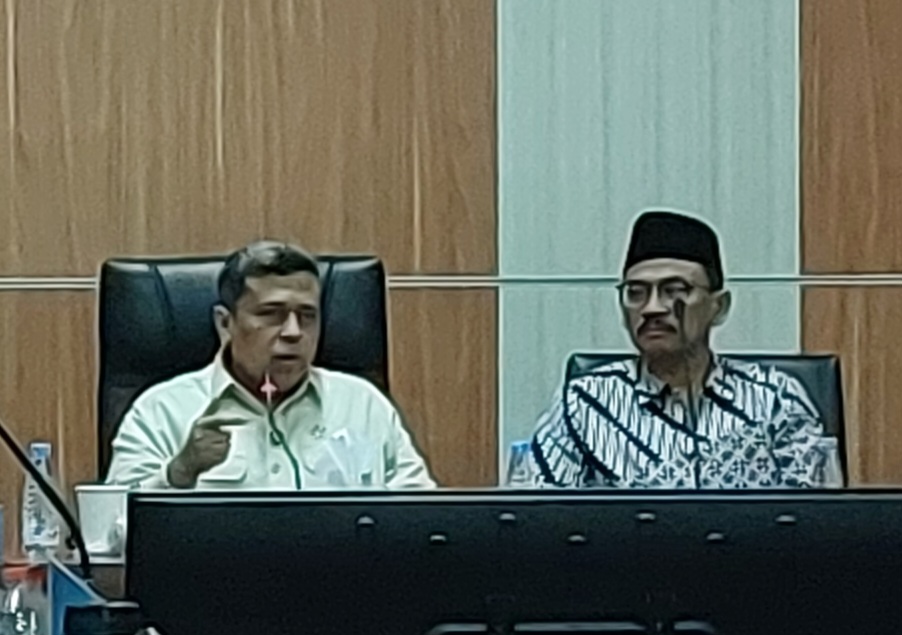 : Kepala BPJPH Ahmad Haikal Hasan mengungkap temuan 52 kontainer impor pakan ternak berisi jeroan dan darah babi berkedok sertifikat halal. BPJPH memperketat pengawasan di pintu masuk negara demi menjaga kedaulatan dan kepastian produk halal di Indonesia./Foto Wandi/InfoPublik
