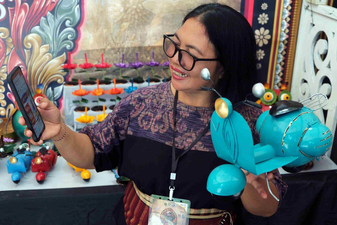 : Jumlah UMKM di Provinsi Bali Pelaku UMKM memasarkan produk kerajinan berbahan plat besi melalui perdagangan digital di Pasar Seni Tradisional, Tabanan, Bali, Minggu (30/8/2026). Dinas Koperasi dan Usaha Kecil Menengah (UKM) Provinsi Bali mencatat saat ini jumlah UMKM di Pulau Dewata yang terdata mencapai 448.734 usaha dan sebanyak 310.526 UMKM sudah memiliki Nomor Induk Berusaha (NIB) serta sebanyak 7.198 UMKM sudah mengantongi sertifikat halal. (ANTARA FOTO/Nyoman Hendra Wibowo/nz)