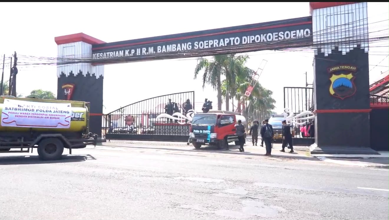 Brimob Polda Jateng Kembali Salurkan Air Bersih untuk Warga Terdampak Kekeringan di Semarang