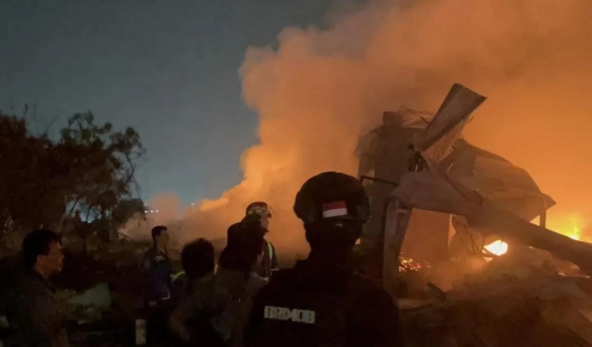 Brimob Polda Metro Bantu Amankan Lokasi Kebakaran Lapak di Bekasi
