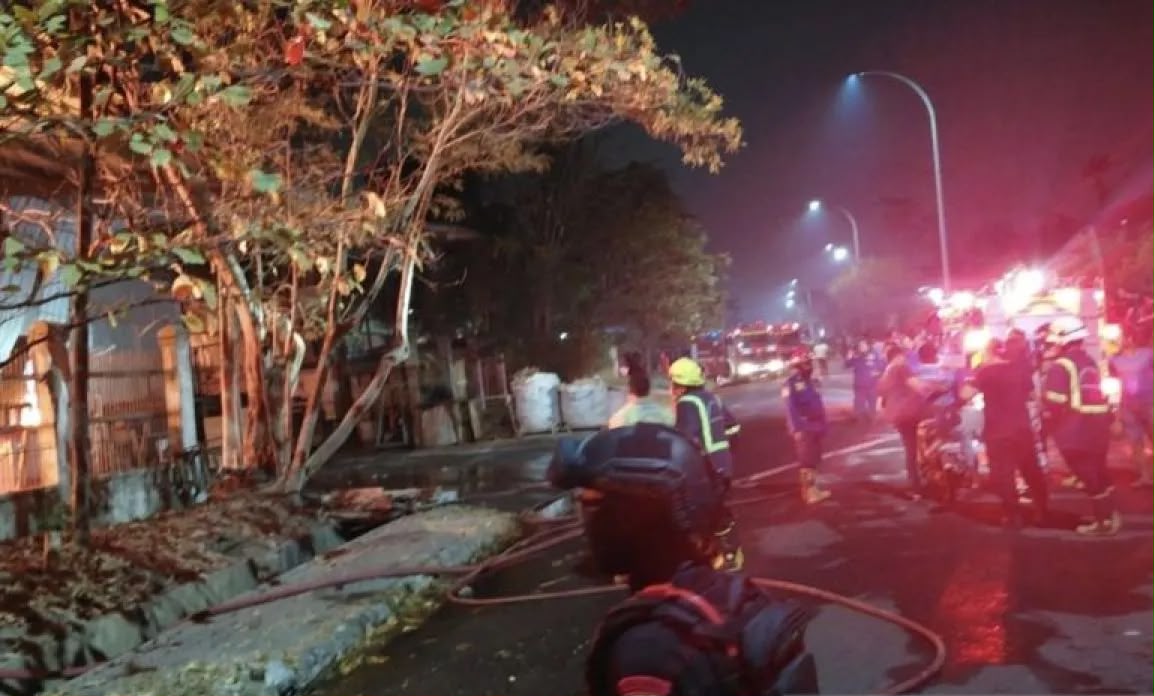 Brimob Polda Metro Jaya Amankan Lokasi Kebakaran Pabrik di Cikarang