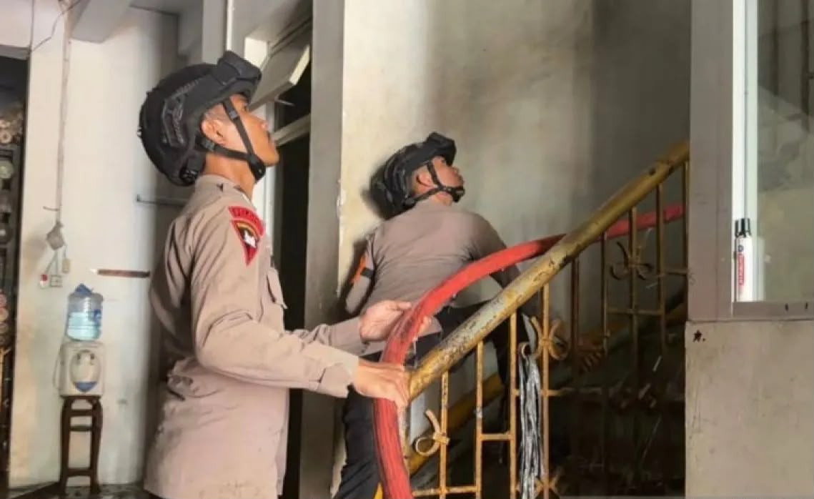 Brimob Polda Metro Jaya Bantu Padamkan Kebakaran Gudang Tekstil di Jakbar
