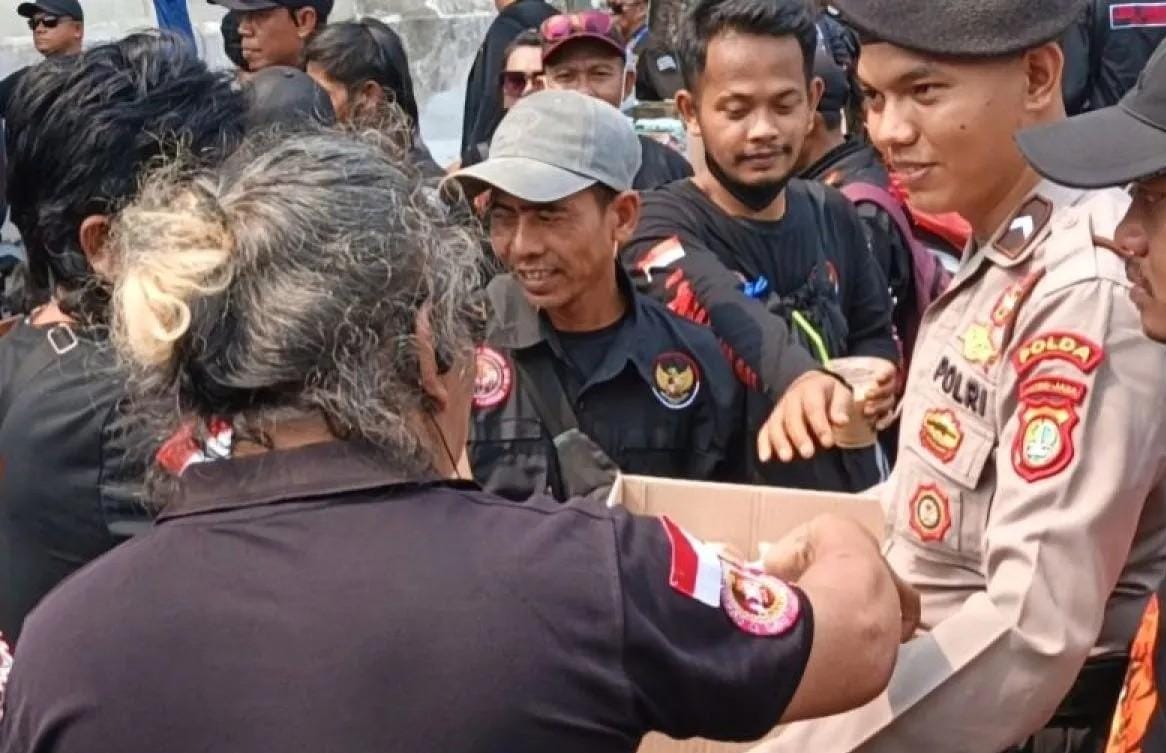 Bukan Cuma Amankan Demo, Polisi Bagikan Air dan Roti ke Peserta Aksi di Monas