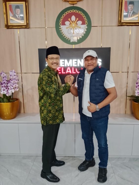 : Menteri Sosial (Mensos) RI Saifullah Yusuf di Gedung Kementerian Sosial, Jalan Salemba Raya, Jakarta Pusat, Rabu, (9/9/2026). mengapresiasi, kegigihan Bupati Bireuen Mukhlis dalam mengawal percepatan penyaluran bantuan Jaminan Hidup (Jadup) bagi masyarakat terdampak banjir bandang dan tanah longsor di Kabupaten Bireuen, Aceh. - Foto: Mc.Bireuen