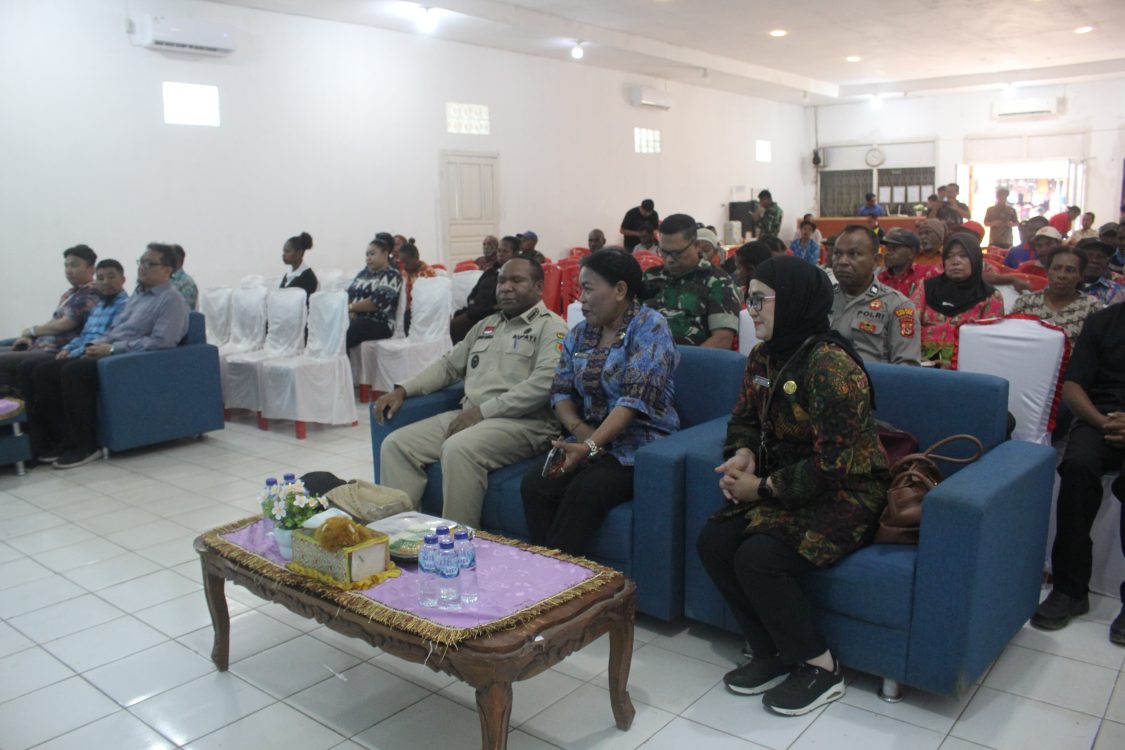 : Bupati Boven Digoel Roni Omba didampingi Kepala Dinas Kominfo Boven Digoel Maria M. Payunglangi, dalam Sosialisasi/Pelatihan Peningkatan Kualitas Statistik Sektoral Distrik Mandobo Tahun 2026, di Aula Meranti, Tanah Merah, Jumat (18/9/2026)