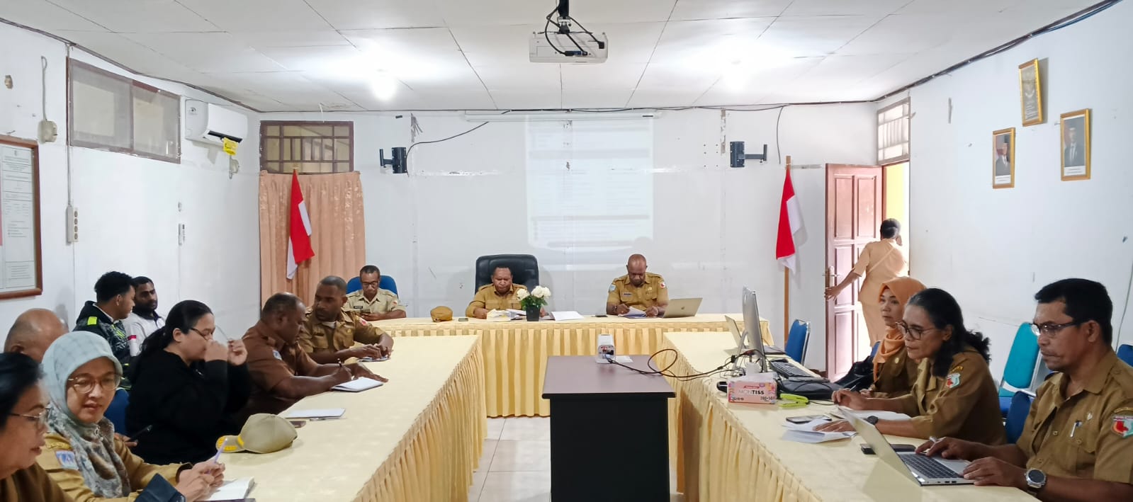 : Bupati Boven Digoel, Roni Omba saat memimpin rapat Di Aula Baperinda Boven Digoel, Selasa (15/9/2026).