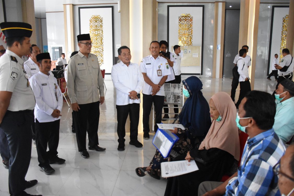 : Bupati Kapuas HM Wiyatno saat meninjau langsung pelaksanaan perekaman dan pembuatan paspor bagi calon jemaah haji Kabupaten Kapuas Tahun 2027 yang dilaksanakan di Mall Pelayanan Perizinan (MPP), Jalan Jepang, Kuala Kapuas, Rabu (2/9/2026). - Foto: Mc.Kapuas