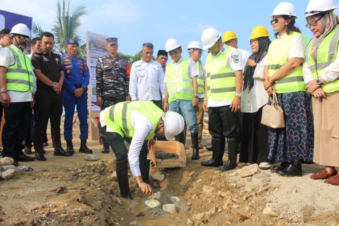: Pengembangan infrastruktur perikanan terpadu dan penguatan potensi pesisir merupakan pilar vital dalam mewujudkan kemandirian ekonomi masyarakat desa secara berkelanjutan. Bupati Parigi Moutong resmikan pembangunan Kampung Nelayan Merah Putih, Rabu (26/8/2026).