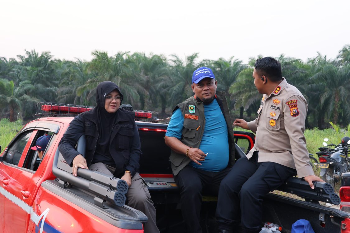 : Bupati Siak Afni Zulkifli bersama Wakil Bupati dan Kapolres Siak menuju Lokasi Karhutla Sukamulya, Dayun, Kabupaten Siak, Sabtu (12/9/2026)/ (Deo Dokpim).