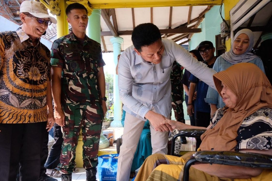 : Bupati Sidoarjo Subandi menyerahkan, bantuan tiga kursi roda kepada tiga warga Kecamatan Wonoayu yang membutuhkan. - Foto: Mc.Jatim