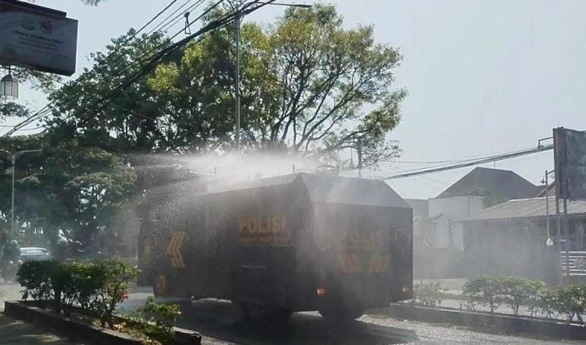 Cegah Abu Vulkanik Beterbangan, Polres Cianjur Semprot Jalan dengan 2 Unit Water Canon