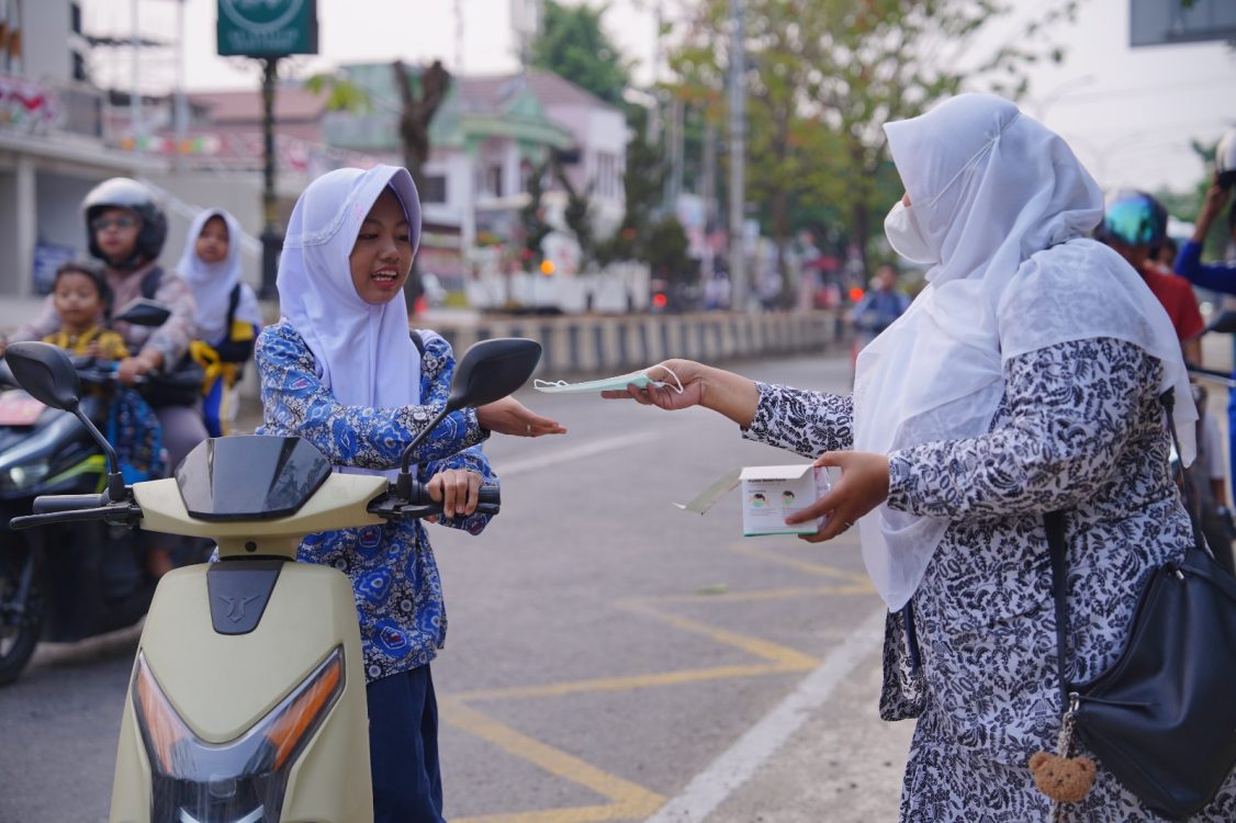 : Pembagian masker gratis oleh Pengurus Cabang Ikatan Bidan Indonesia (PC IBI) Kabupaten Balangan kepada pelajar, Kamis (3/9/2026). - Foto: Mc.Balangan