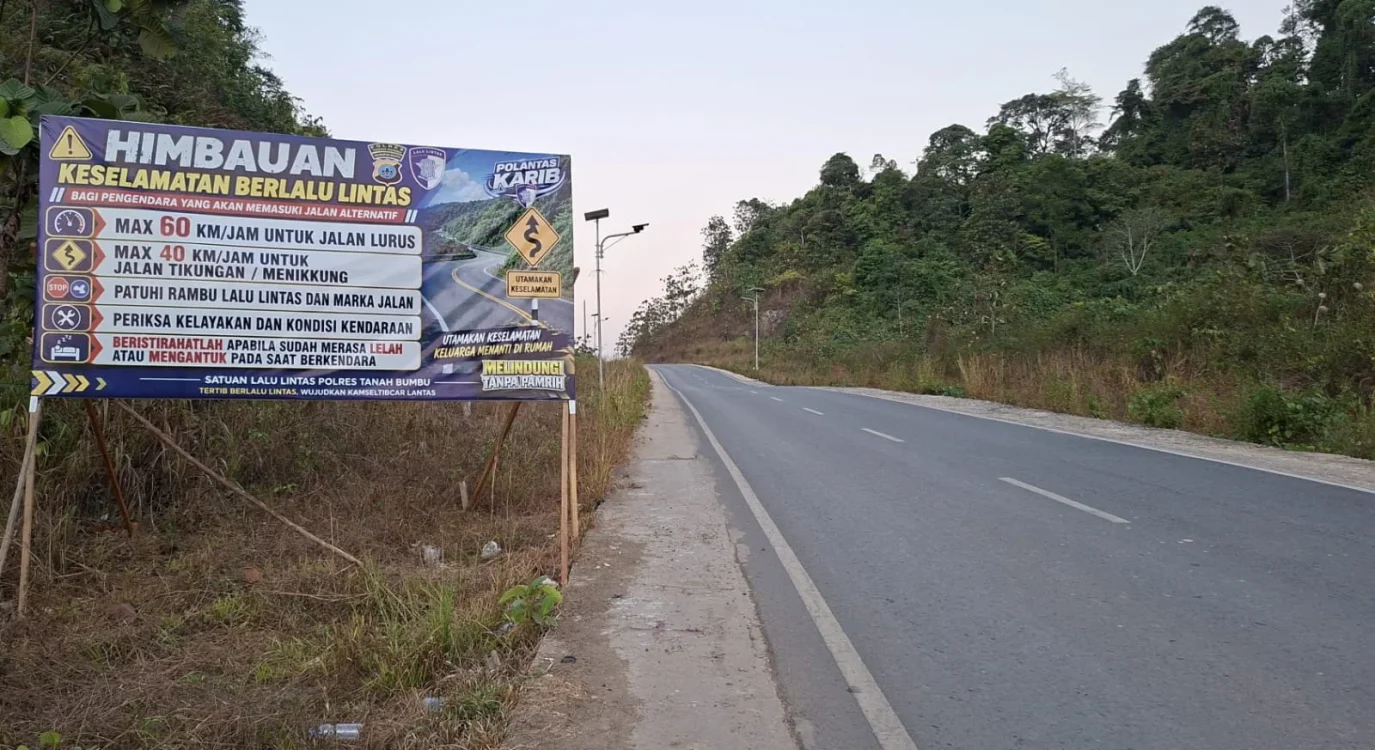 Cegah Kecelakaan, Polisi Pasang Baliho Imbauan Keselamatan di Jalur Alternatif Tanah Bumbu