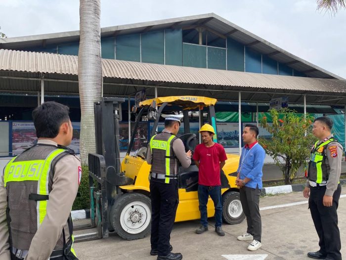 Cegah Kecelakaan, Satlantas Polres Serang Edukasi Bahaya Penggunaan Forklift di Jalan Raya