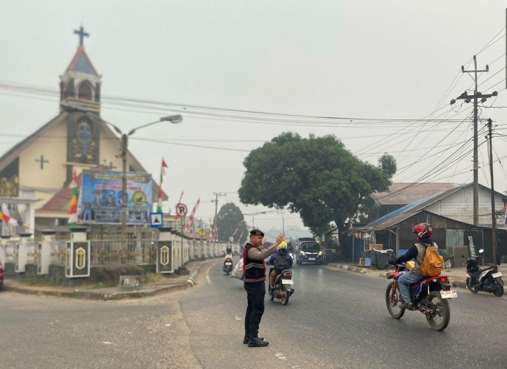 Cegah Kepadatan dan Kecelakaan di Simpang Kartika Tamiang Layang, Satlantas Barito Timur Atur Arus Lalu Lintas