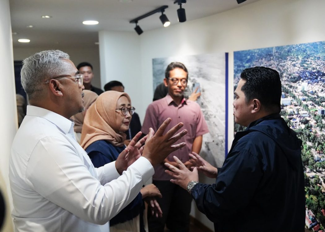 : Didampingi Wali Kota Bandung Muhammad Farhan, Ketum PSSI Erick Thohir mengawali tinjauan pada Lapangan ITB. Dalam kunjungan pertama itu, Ketum PSSI turut meninjau locker room dan berkunjung ke Museum ITB. Setelahnya, Ketum Erick meninjau Stadion Sidolig dan Stadion Arcamanik. (Foto: Humas Kemenpora)