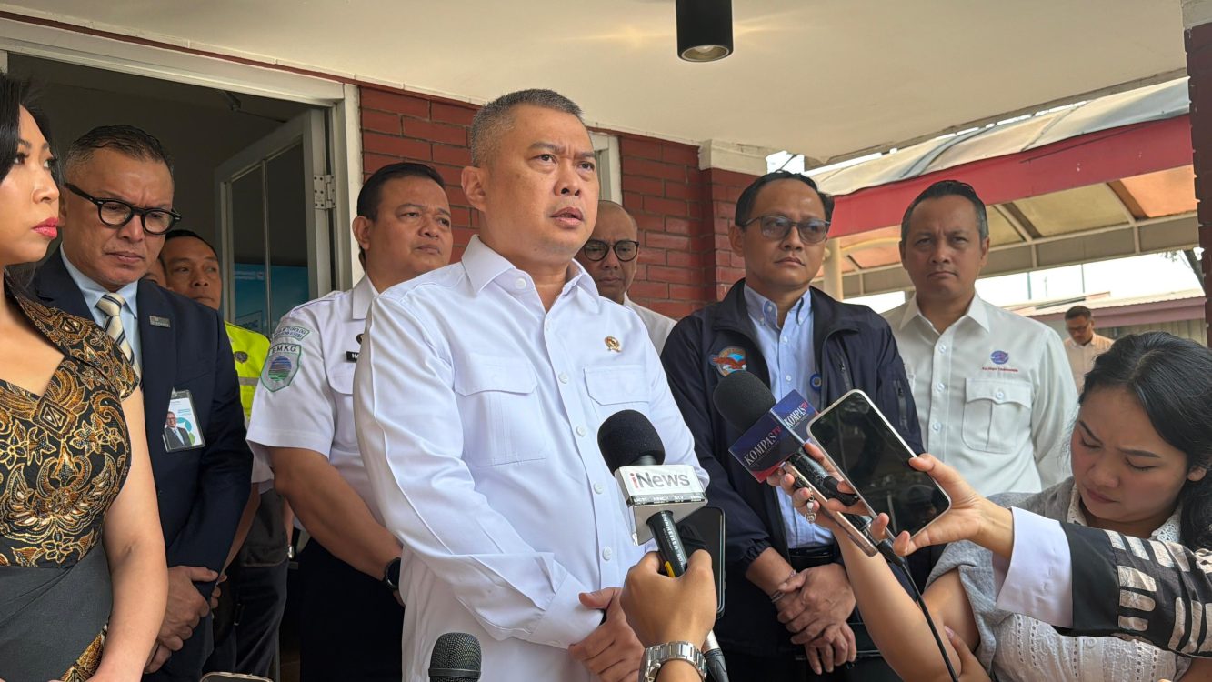 : Sebaran abu vulkanik Gunung Anak Krakatau masih mengganggu operasional penerbangan di sejumlah wilayah Jawa dan Sumatra. Kemenhub memperpanjang penutupan tujuh bandara hingga pukul 18.00 WIB dan menyiapkan enam bandara alternatif untuk menjaga konektivitas serta mencegah penumpukan penumpang. (Foto: Humas BKIP Kemenhub)