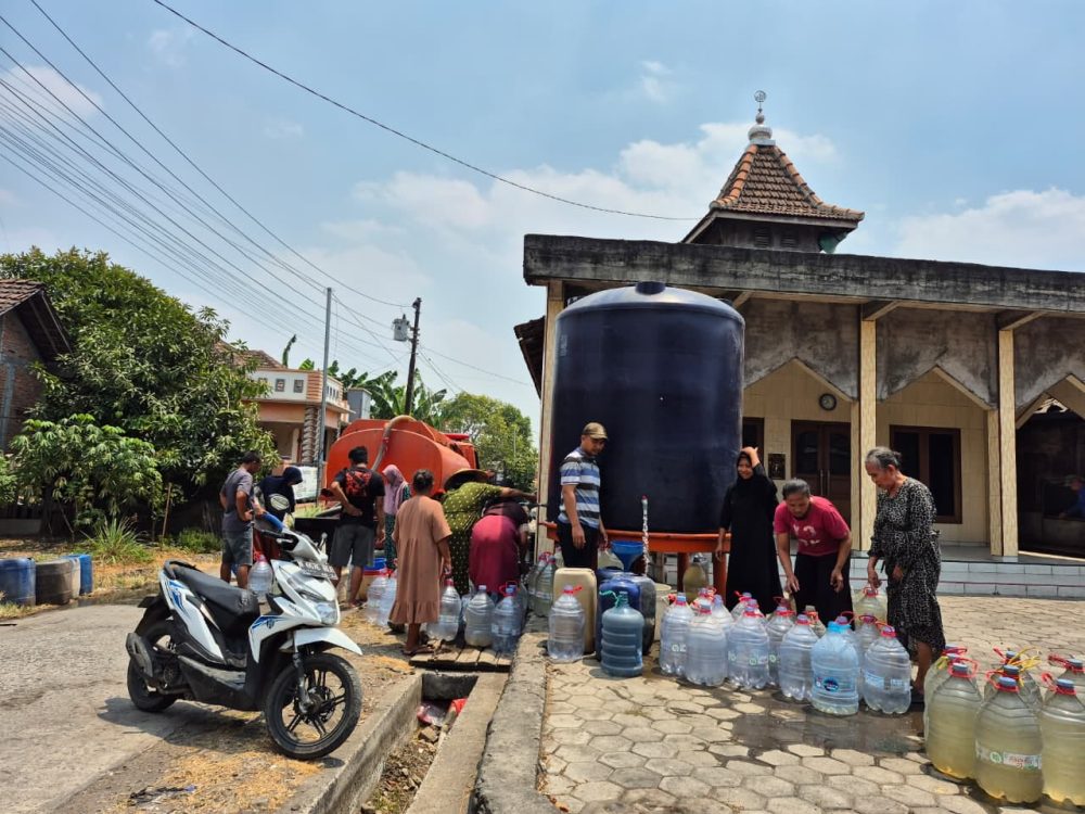 : Bantuan air bersih untuk empat lokasi, yaitu Desa Ngaluran, Kecamatan Karanganyar; Desa Kebonbatur dan Desa Banyumeneng, Kecamatan Mranggen; serta SMPN 1 Wedung di salurakan BPBD Demak sebanyak 75.000 liter air atau 15 tanki, yang diperuntukan bagi 2.737 jiwa dari 871 kepala keluarga (KK). Rabu (2/9/26). - Foto: Mc.Demak