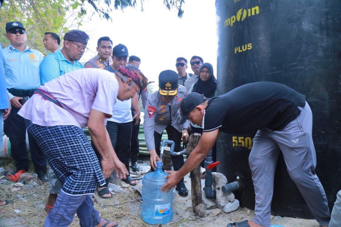 Dampak Kemarau, Polri Salurkan 15 Ribu Liter Air Bersih Untuk Warga Gili Trawangan