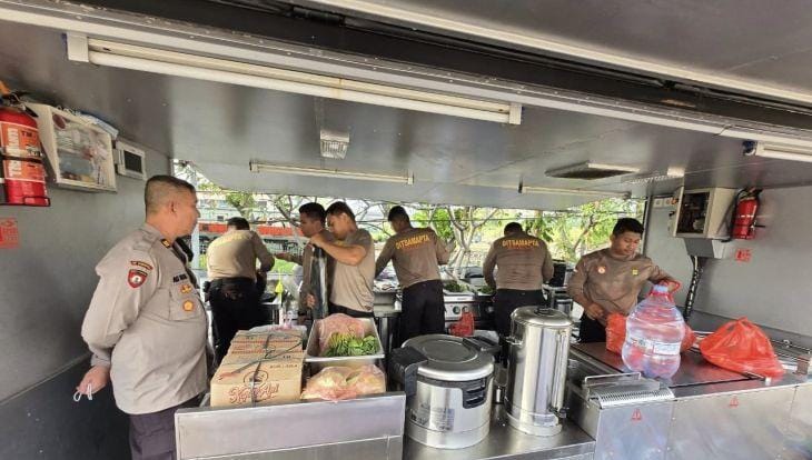 Dapur Lapangan Polisi Hadir untuk Warga Terdampak Kebakaran Ancol Jakut