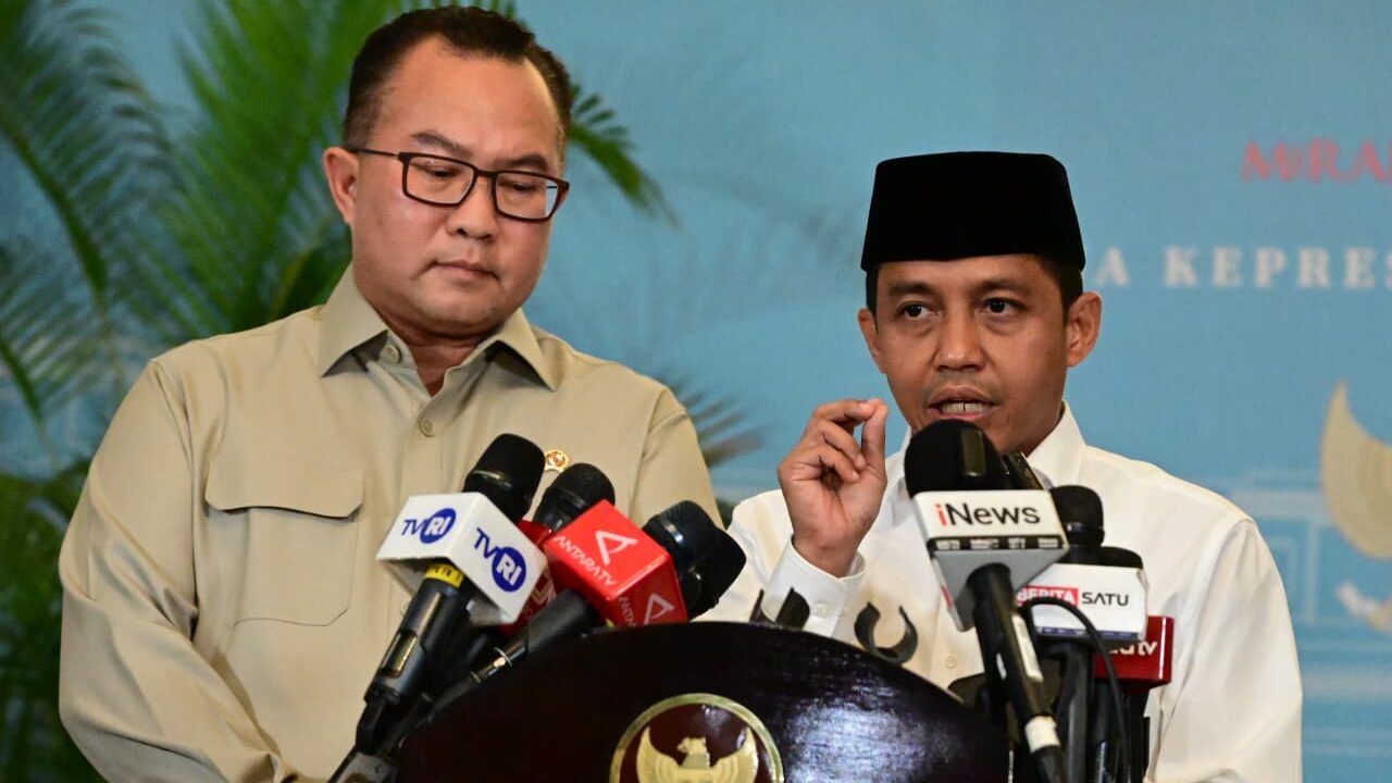 : Menteri Kehutanan (Menhut) Raja Juli Antoni bersama Kepala Badan Riset dan Inovasi Nasional (BRIN) Arif Satria menyampaikan keterangan pers setelah Presiden Prabowo memimpin diskusi bersama sejumlah akademisi di Istana Merdeka, Jakarta, pada Kamis (24/9/2026). (Foto: BPMI Setpres)