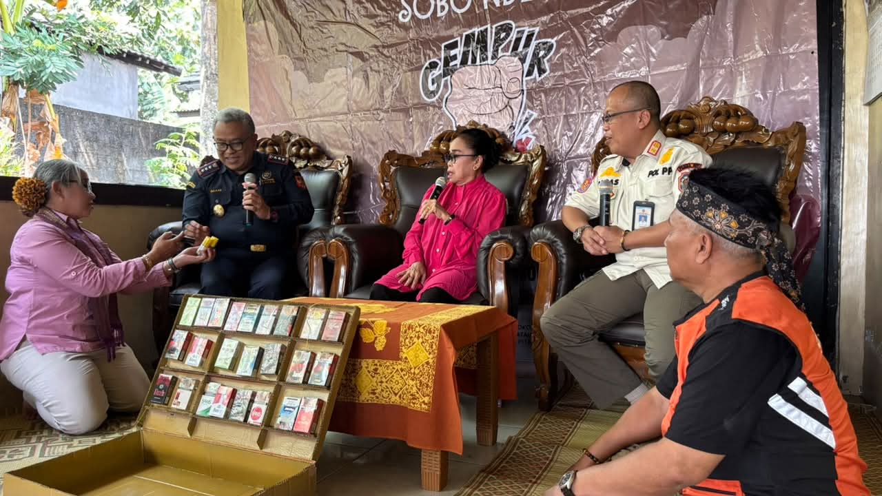 : Pelawak kawakan Yati Pesek membuat suasana dialog rokok tanpa pita cukai lebih cair dan akrab melalui kisah bertajuk “Yati Pesek Keciduk Dodol Rokok Tanpo Kendit”.
