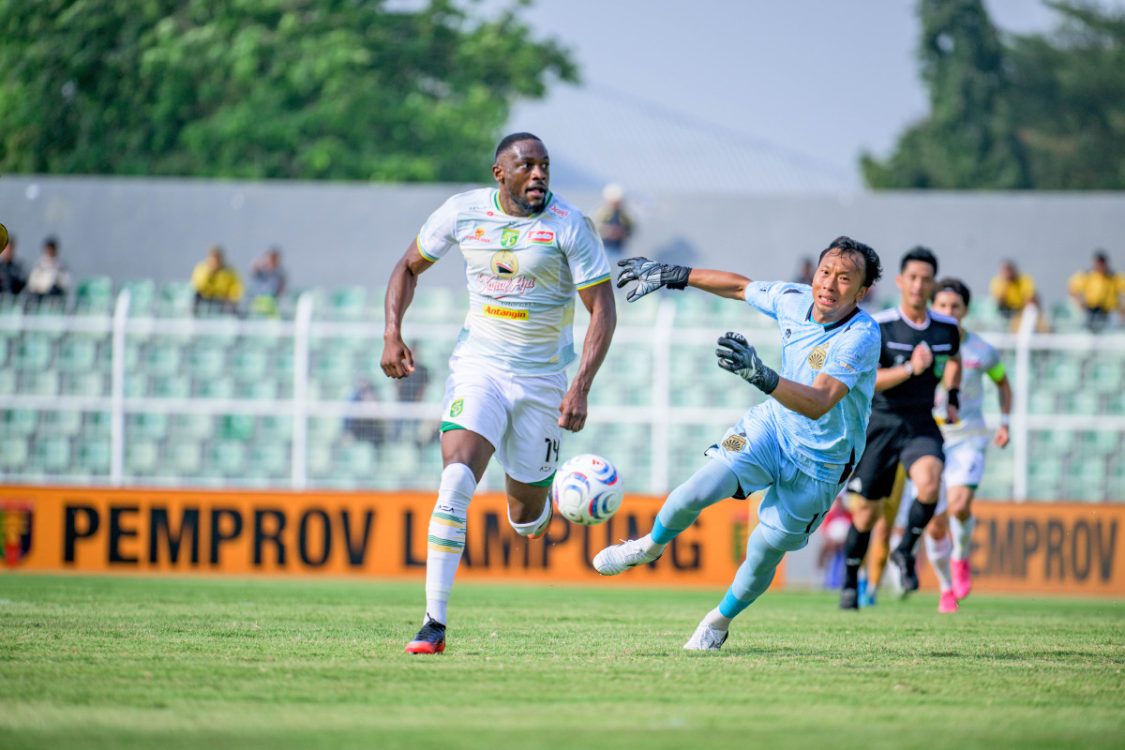 Debut Berbuah Gol, Yann Mabella Persembahkan untuk Bonek dan Bonita