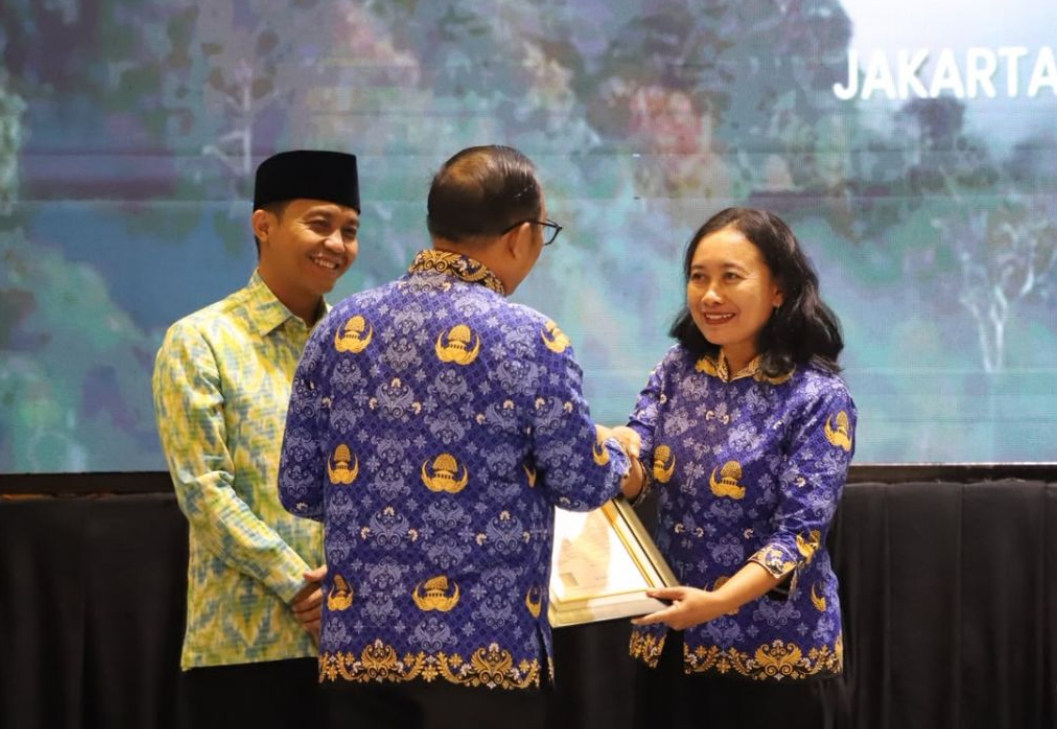 : BKN menyerahkan penghargaan Kenaikan Pangkat Luar Biasa (KPLB) kepada drh. Erni Suyanti Musabine, Pengendali Ekosistem Hutan Kementerian Kehutanan RI, atas dedikasinya menyelamatkan satwa liar di Taman Nasional Bukit Barisan Selatan, Kamis (17/9/2026).