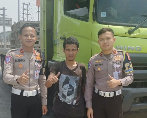 Demi Keselamatan, PJR BORR-Bocimi Edukasi Dua Pengemudi yang Berhenti di Bahu Tol