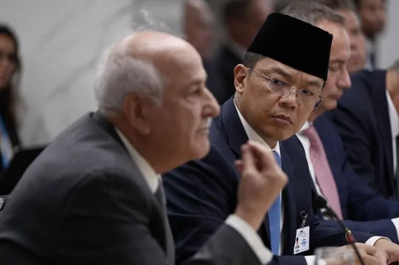 : Menteri Luar Negeri (Menlu) RI Sugiono (kedua dari kiri), didampingi Wakil Tetap Palestina untuk PBB Riyad Mansour (kiri), dalam pertemuan tingkat tinggi terkait pemulihan awal Jalur Gaza di sela-sela Sidang Majelis Umum PBB pada Rabu (23/9/2026) waktu setempat. (ANTARA/HO-Kemlu RI/am)