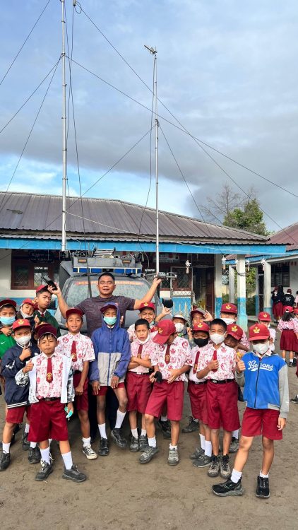 Di Tanah Karo, Drone Brimob Sumut Turun Pantau Sinabung Bersama Anak-Anak