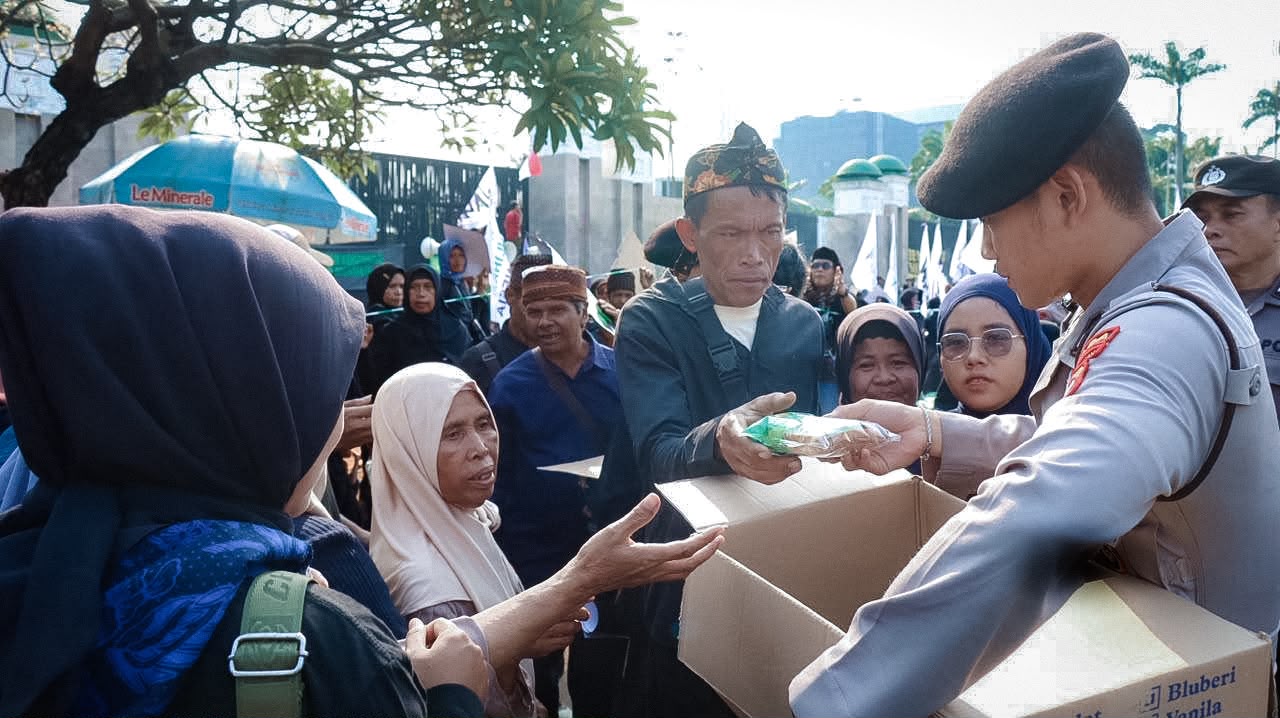 Di Tengah Aksi, Polisi Bagikan Roti dan Air untuk Peserta Unjuk Rasa