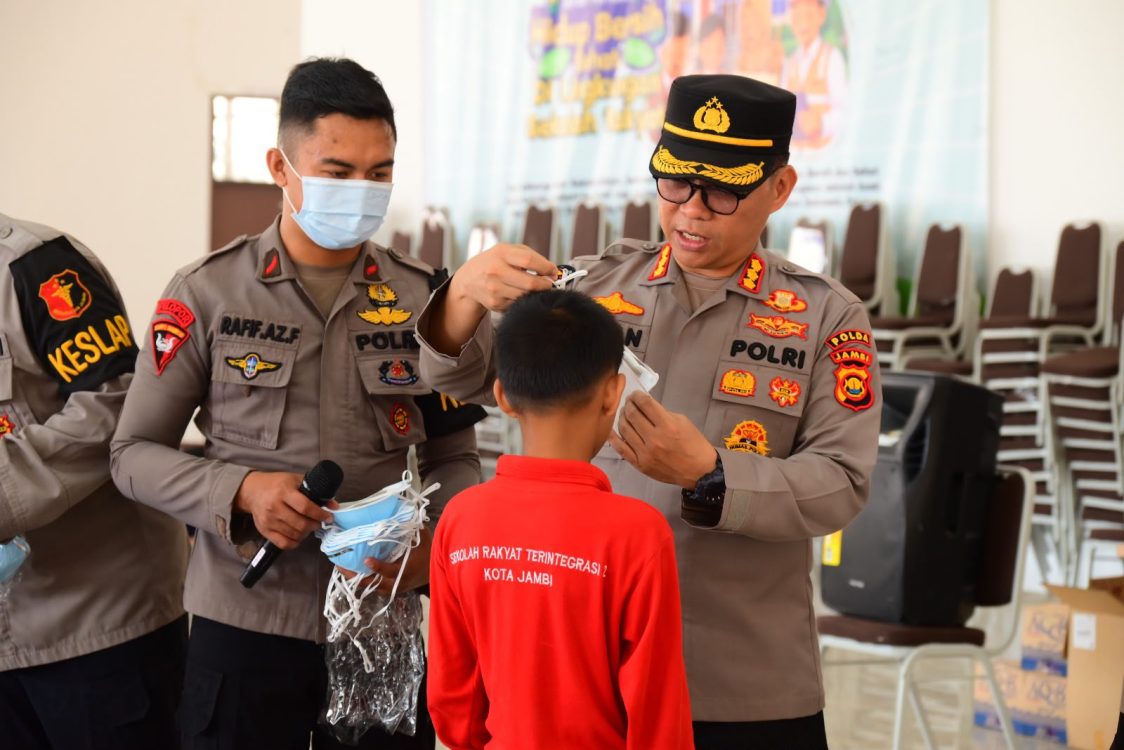 Di Tengah Kabut Asap Karhutla, Brimob Polda Jambi Beri Motivasi serta Perhatian Kesehatan Pelajar Sekolah Rakyat