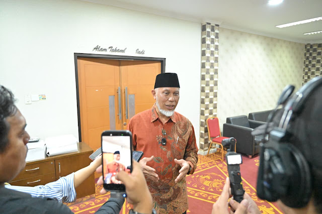 : Gubernur Sumbar memberikan keterangan setelah membuka kegiatan di Universitas Negeri Padang (UNP). (foto: MC Sumbar)