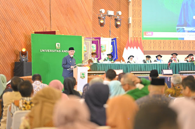 : Gubernur Sumbar saat menghadiri Sidang Terbuka dan Orasi Ilmiah Dies Natalis ke-70 Unand di Auditorium Unand, Padang. (foto: MC Sumbar)
