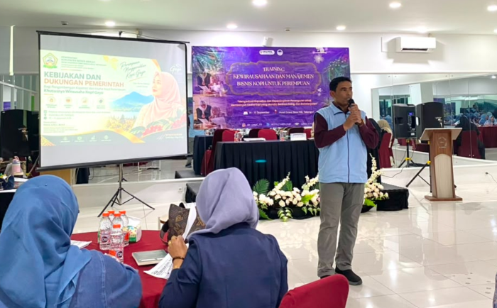 : Kepala Bidang Kelembagaan Koperasi Dinas Koperasi dan UKM Bener Meriah, Hasra, dalam kegiatan pelatihan bertajuk “Penguatan Bisnis Kopi” di Redelong, Selasa (15/9/2026).