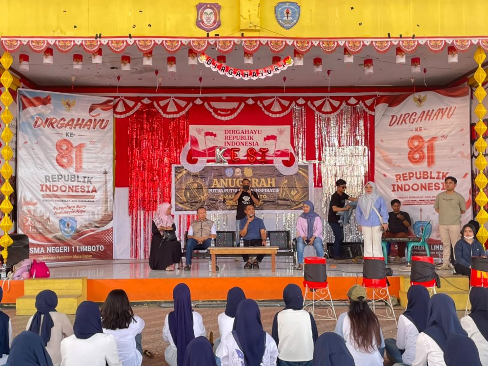 : Sultan Kalupe, bersama jajaran meninjau langsung latihan siswa SMA Negeri 1 Limboto yang dipersiapkan untuk tampil dalam musik kolosal tradisional pada pembukaan Gorontalo Karnaval Karawo (GKK) 2026. (foto Anna)