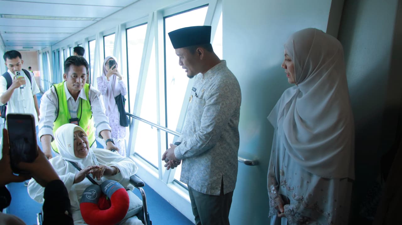 : Walikota Pekanbaru, Agung Nugroho bersama Ketua TP PKK Kota Pekanbaru Sulastri Agung menyambut, kepulangan jemaah haji di Bandara Sultan Syarif Kasim (SSK) II.- Foto: Mc.Pekanbaru